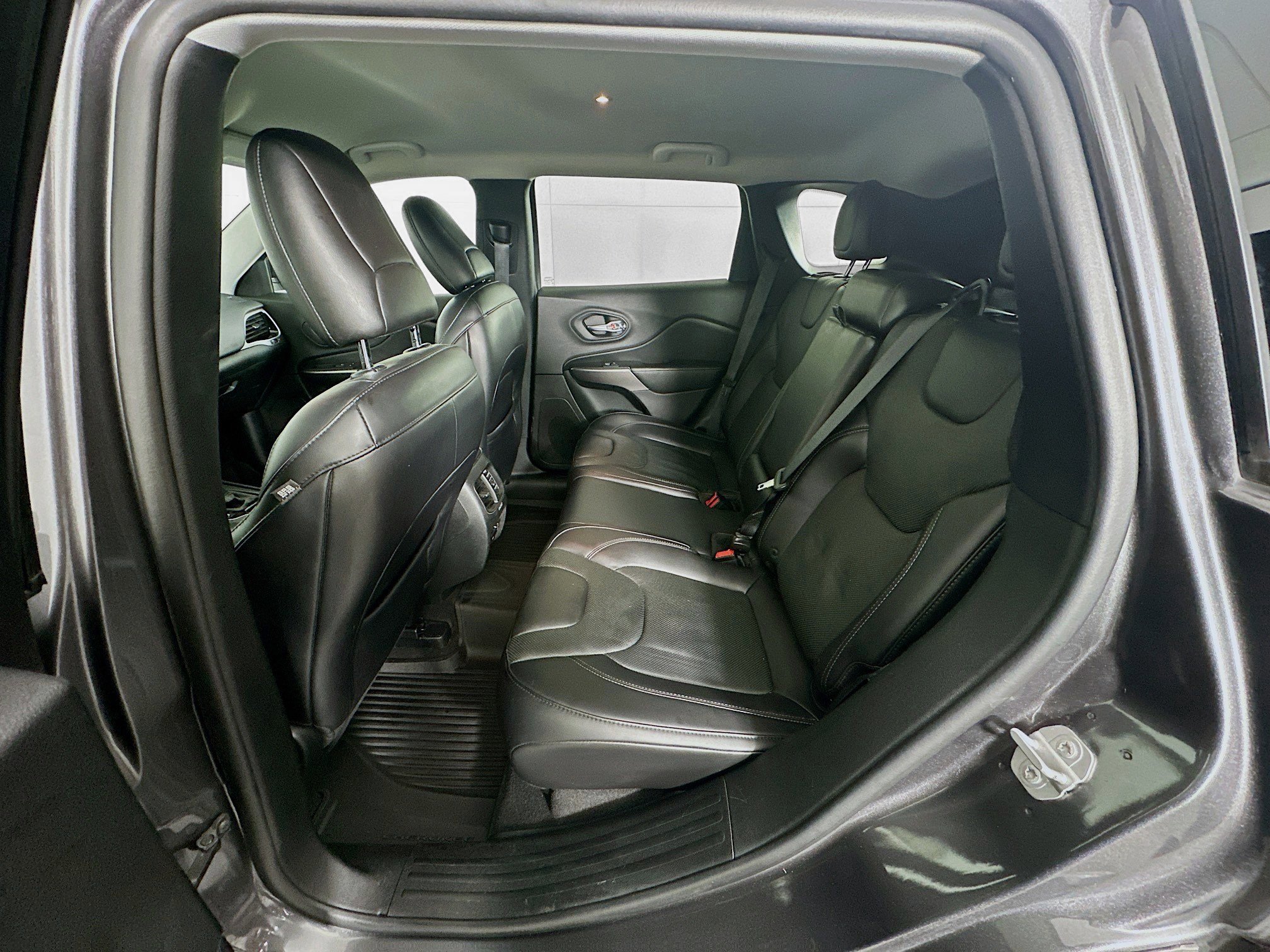 Used 2019 Jeep Cherokee Limited image 28