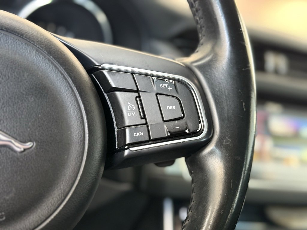 Used 2017 Jaguar XF Premium image 28