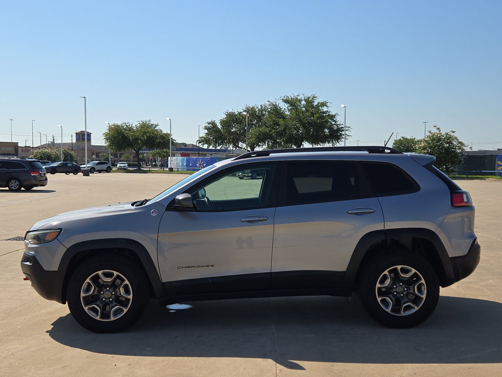 Used 2019 Jeep Cherokee Trailhawk AWD/4WD image 7