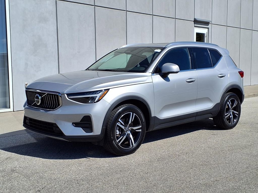 Certified 2025 Volvo XC40 B5 Core AWD/4WD image 1