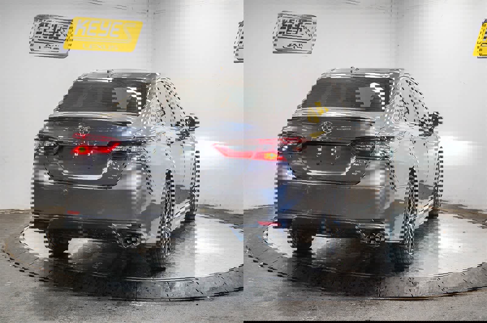 Used 2021 Toyota Camry SE image 4