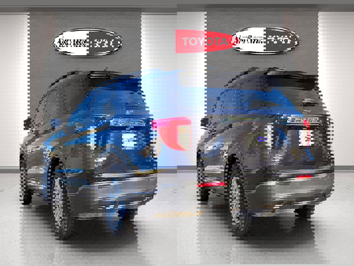 Used 2024 Ford Explorer XLT image 9