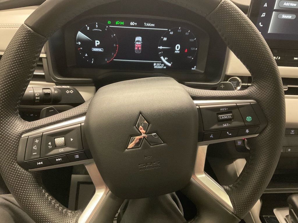 Used 2025 Mitsubishi Outlander AWD image 17