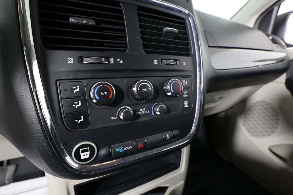 Used 2012 Dodge Grand Caravan SXT image 32