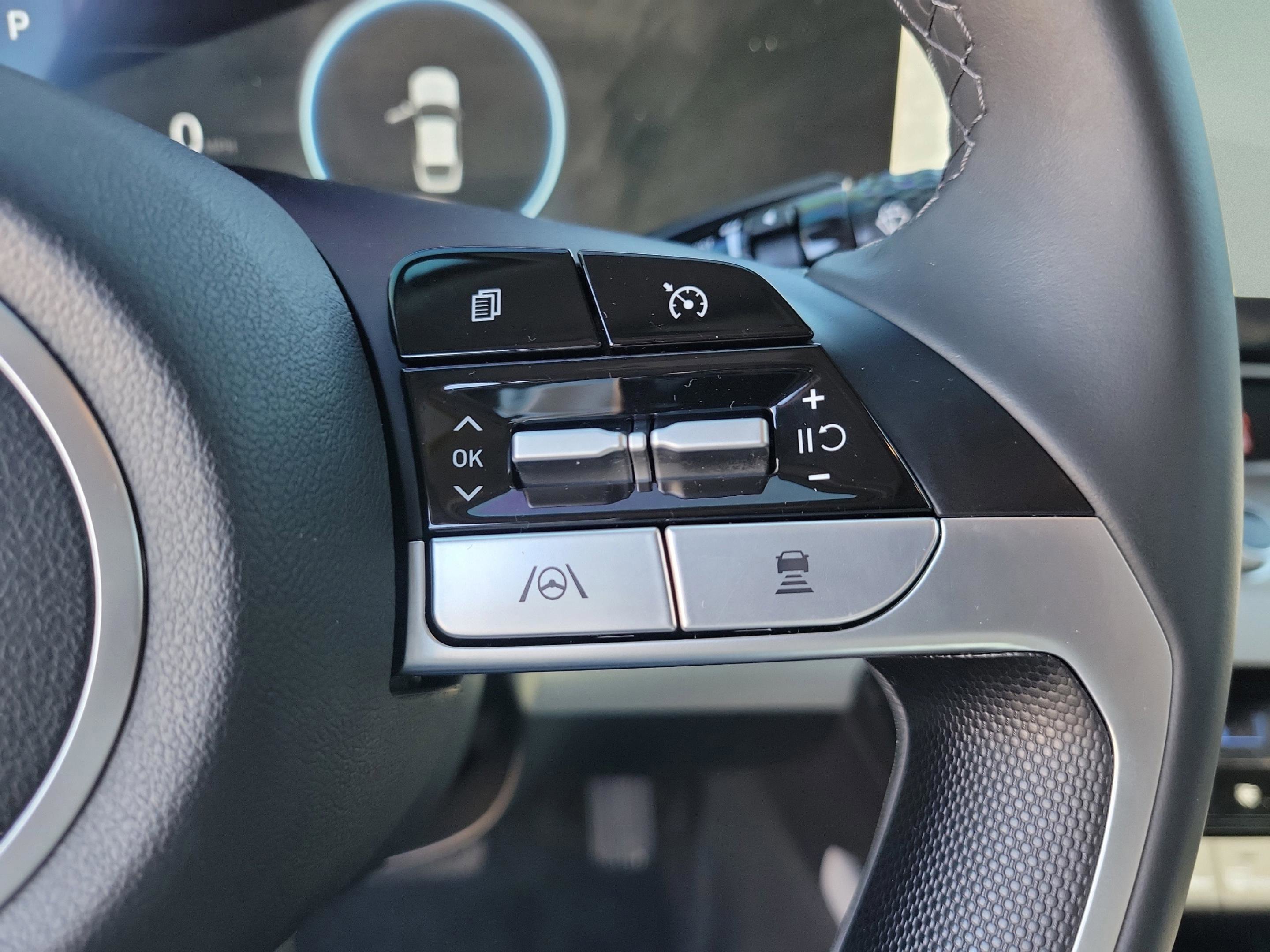 Used 2023 Hyundai Elantra Limited image 37