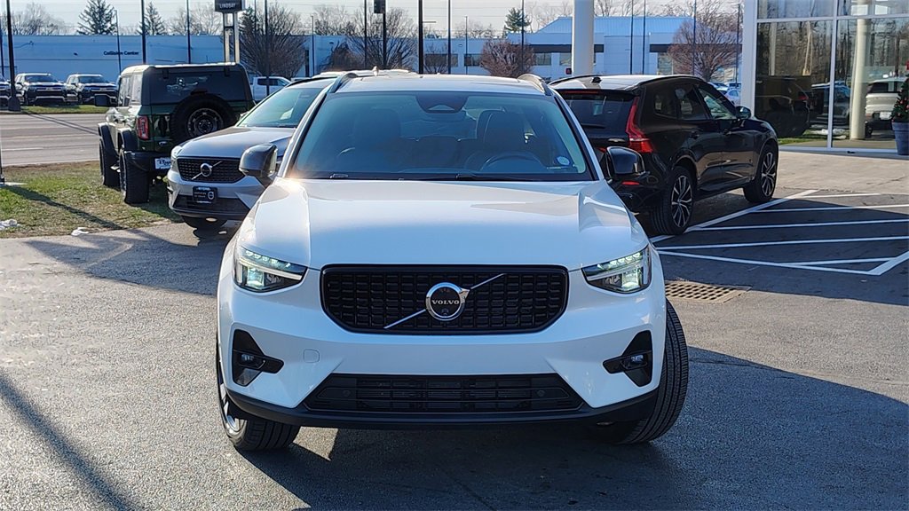 Certified 2025 Volvo XC40 B5 Plus image 32