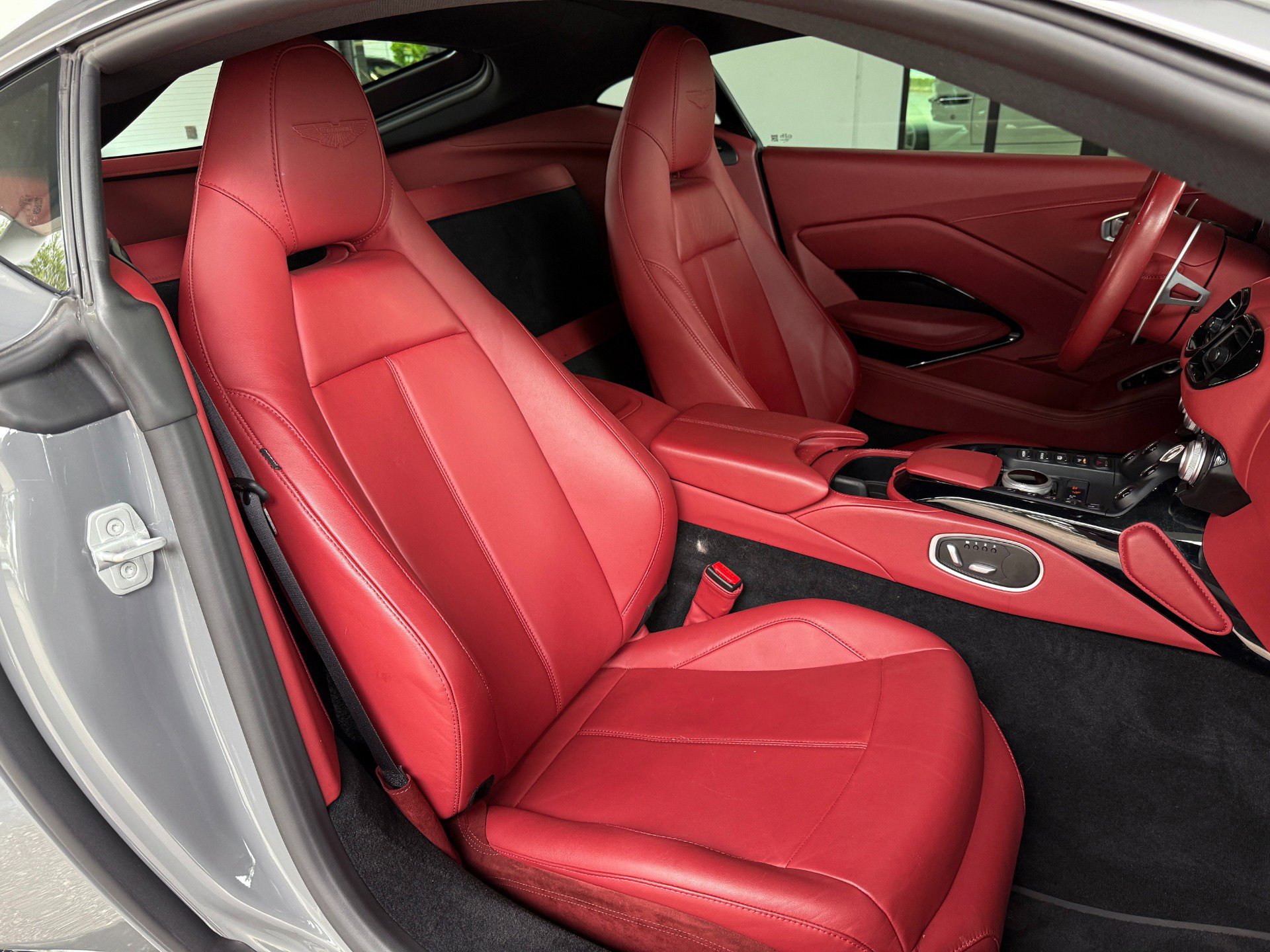 Used 2023 Aston Martin V8 Vantage Coupe image 26
