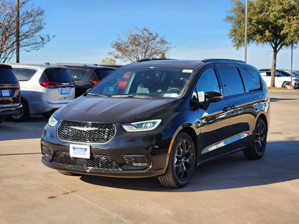 New 2026 Chrysler Pacifica Limited w/ S Appearance Package FWD image 2