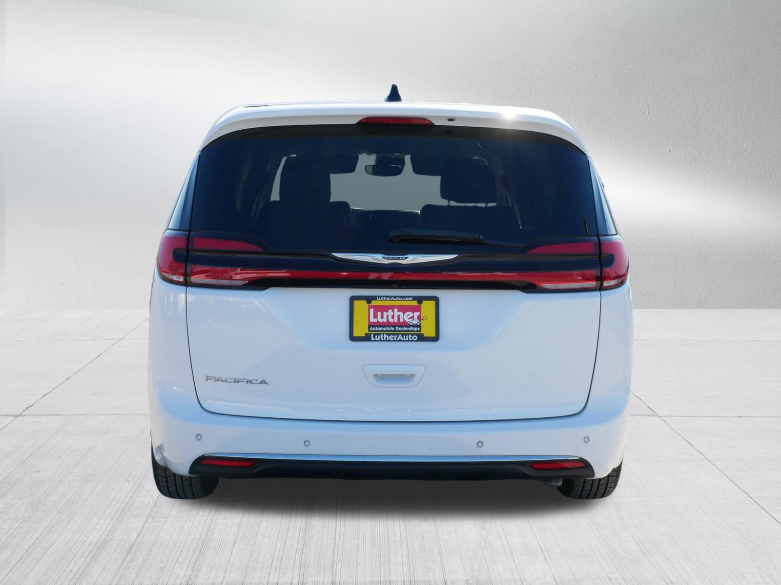 Used 2024 Chrysler Pacifica Touring-L FWD image 4