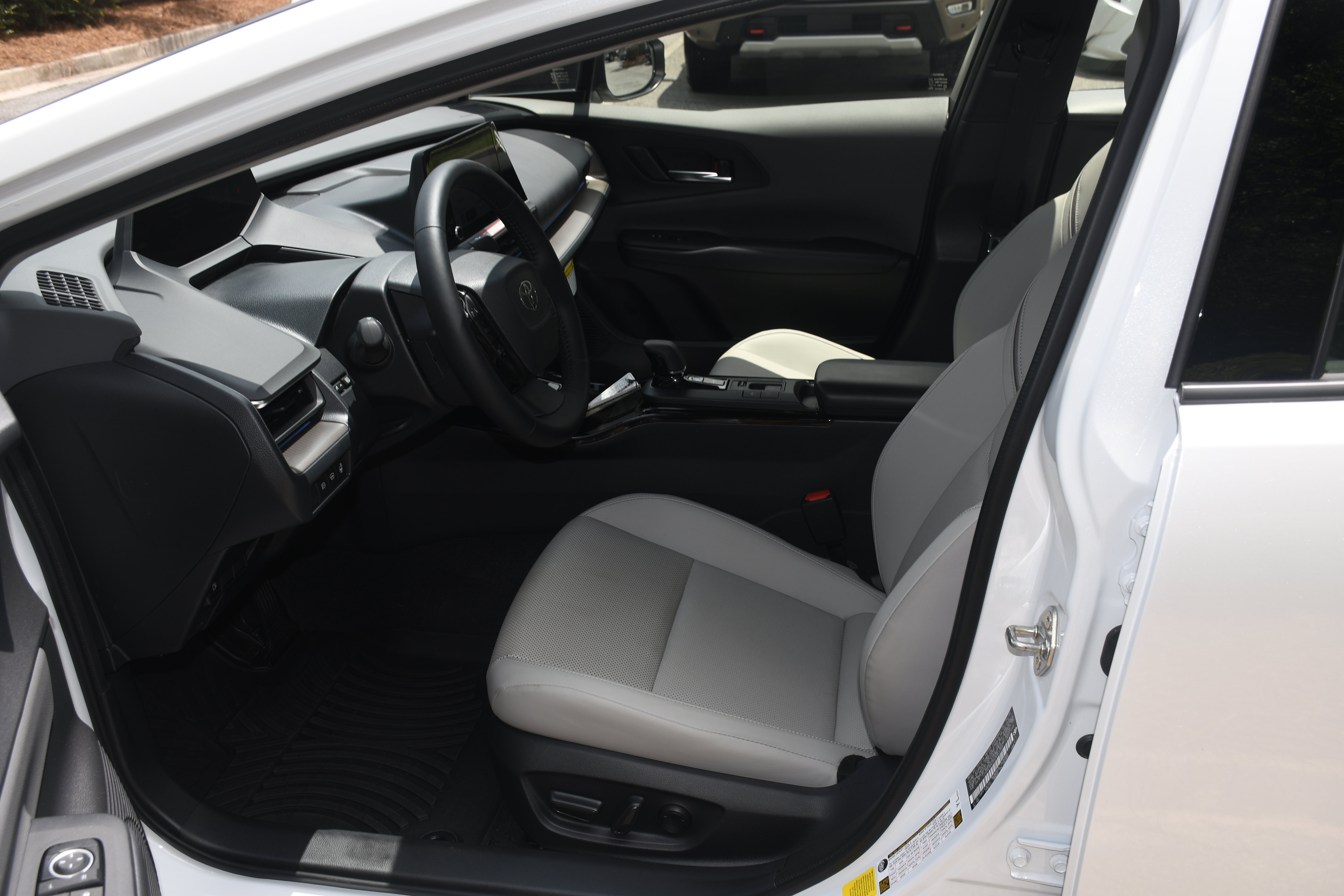 Used 2025 Toyota Prius XLE FWD image 7