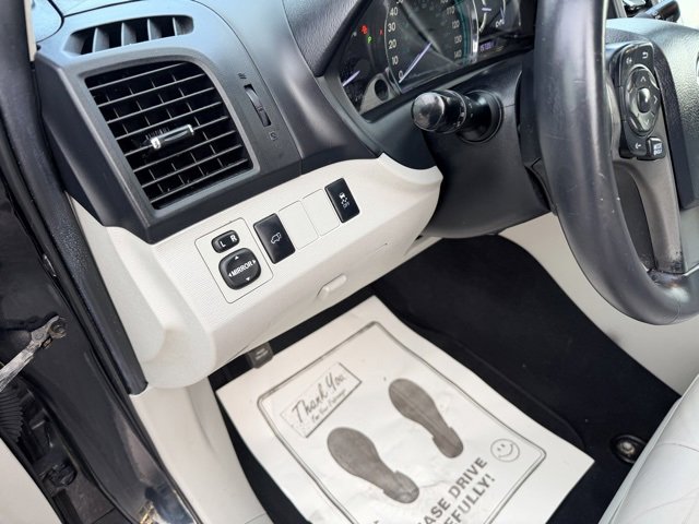 Used 2013 Toyota Venza XLE image 19