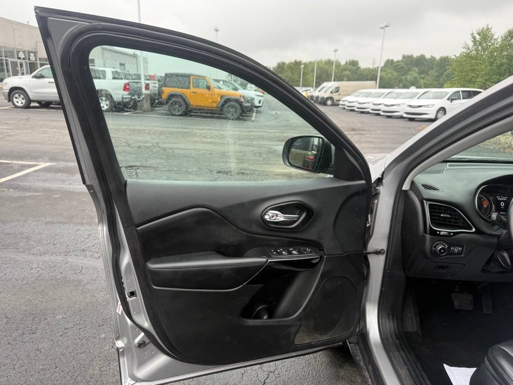 Used 2021 Jeep Cherokee Latitude Plus AWD/4WD image 11