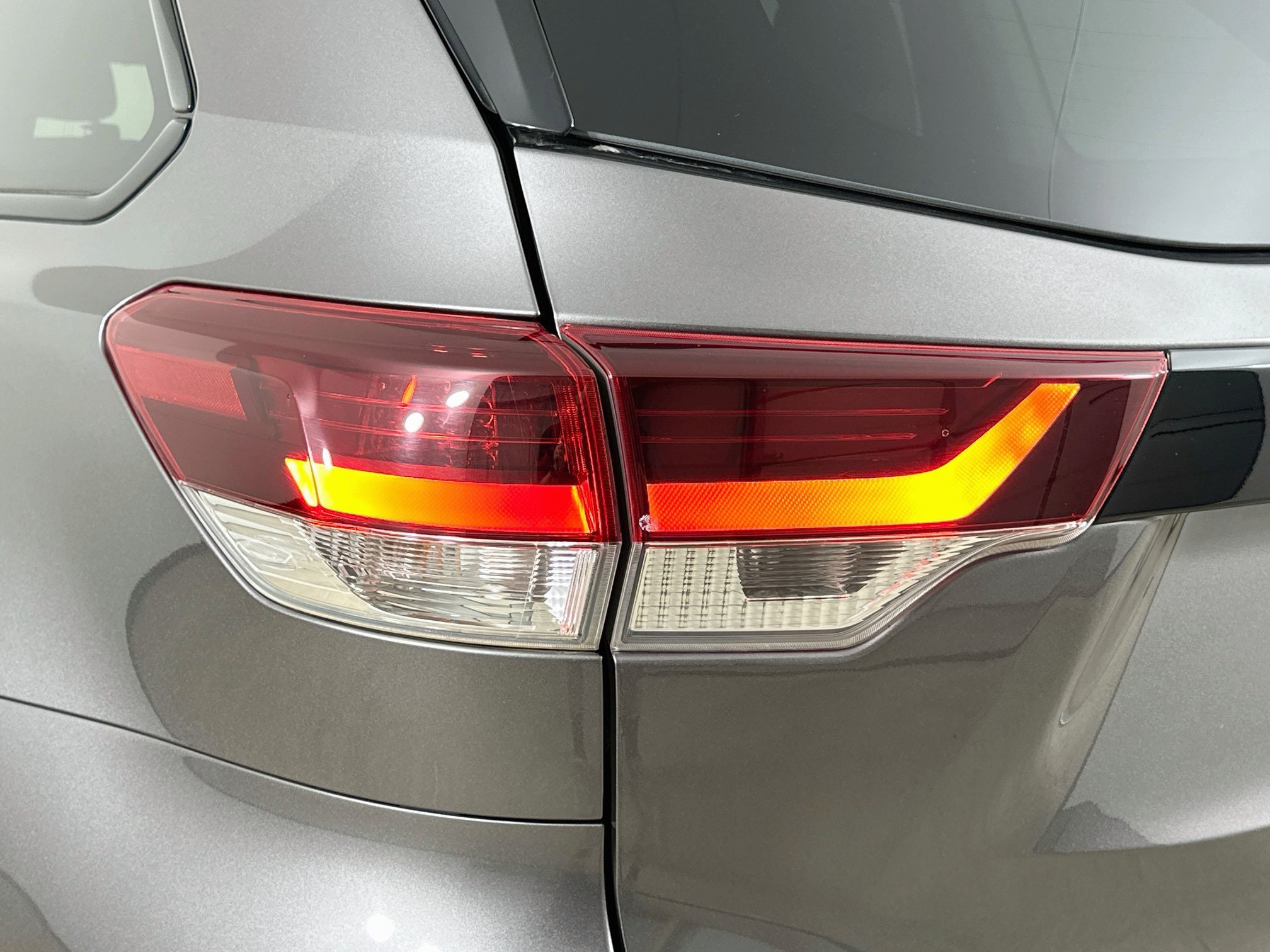 Used 2019 Toyota Highlander SE w/ Nightshade Edition AWD/4WD image 12