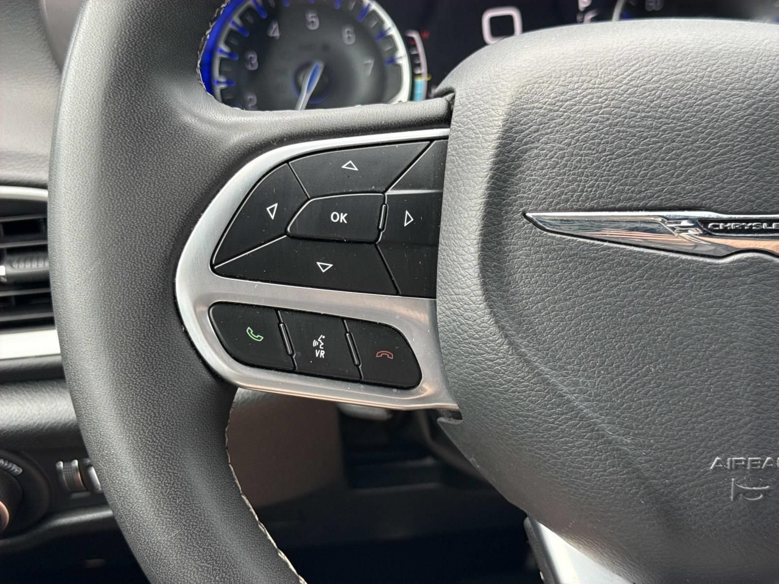 Used 2025 Chrysler Pacifica Select FWD image 15