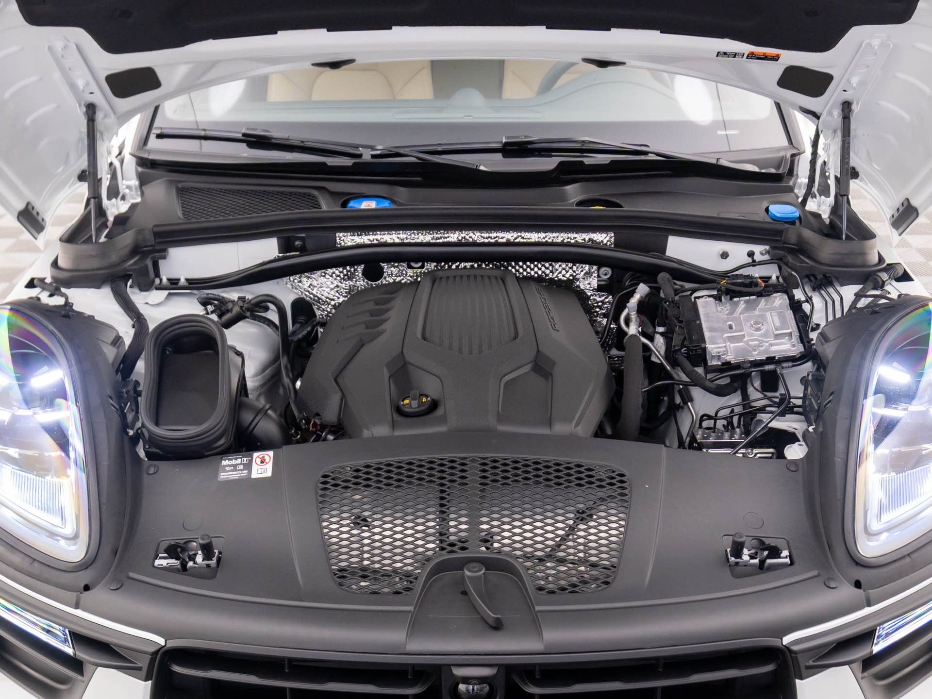 Certified 2025 Porsche Macan image 28