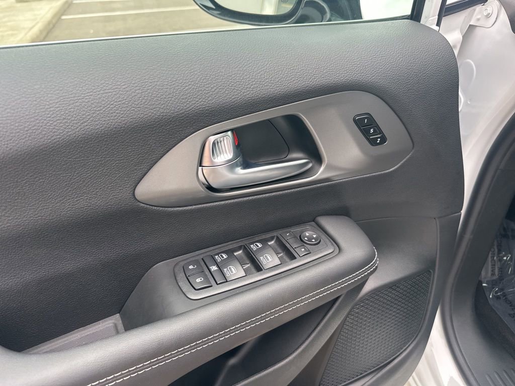 New 2026 Chrysler Pacifica Select image 11
