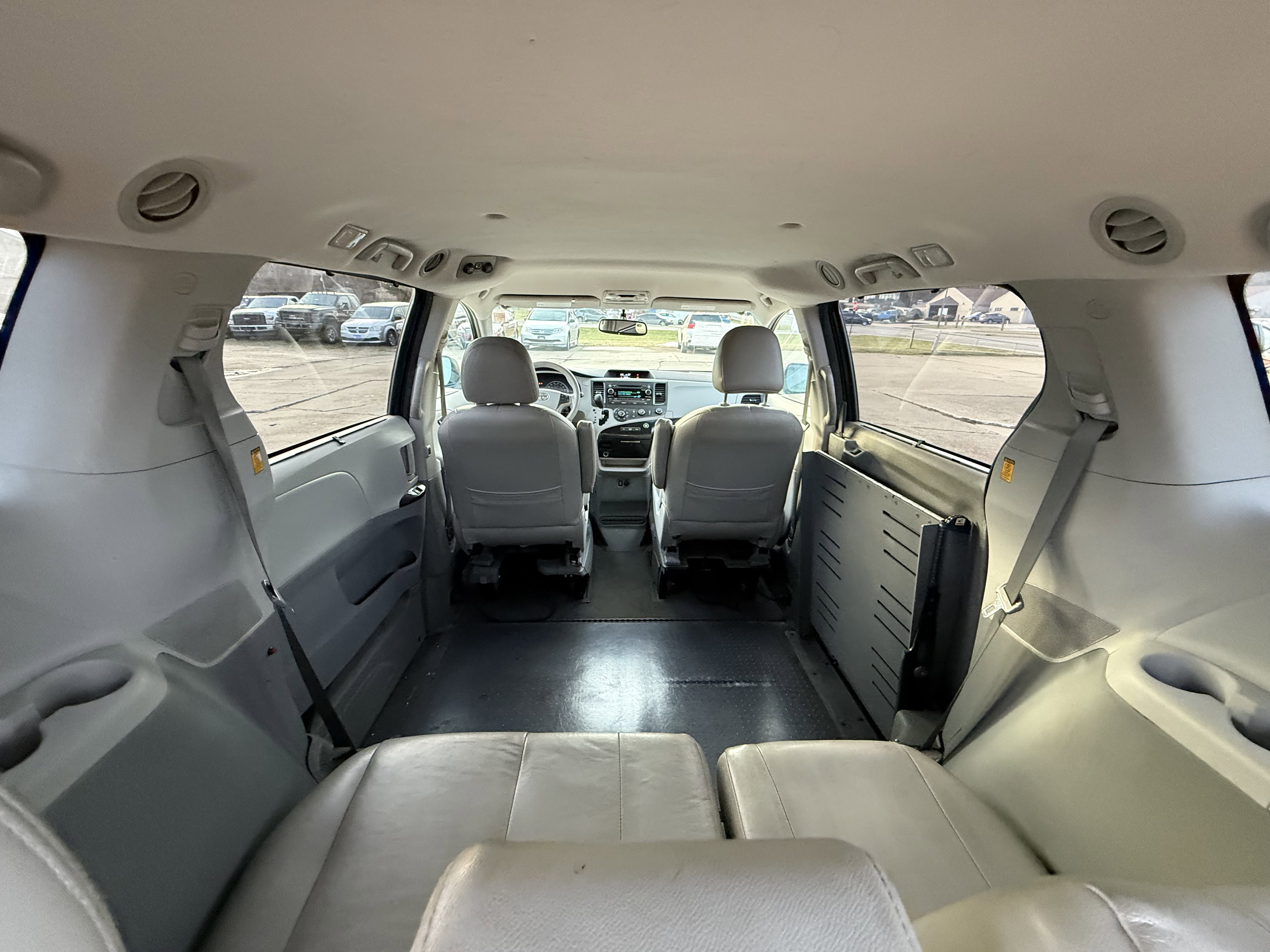 Used 2011 Toyota Sienna LE image 32