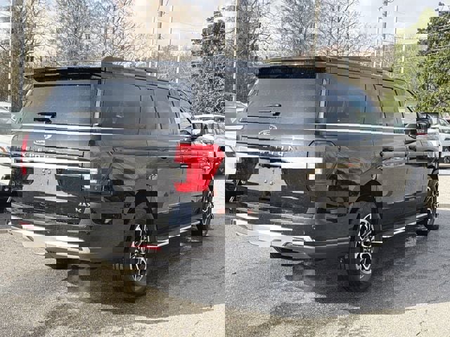 Used 2023 Ford Expedition Max XLT image 3