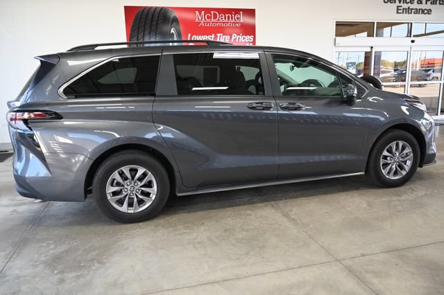 Used 2025 Toyota Sienna LE AWD/4WD image 5