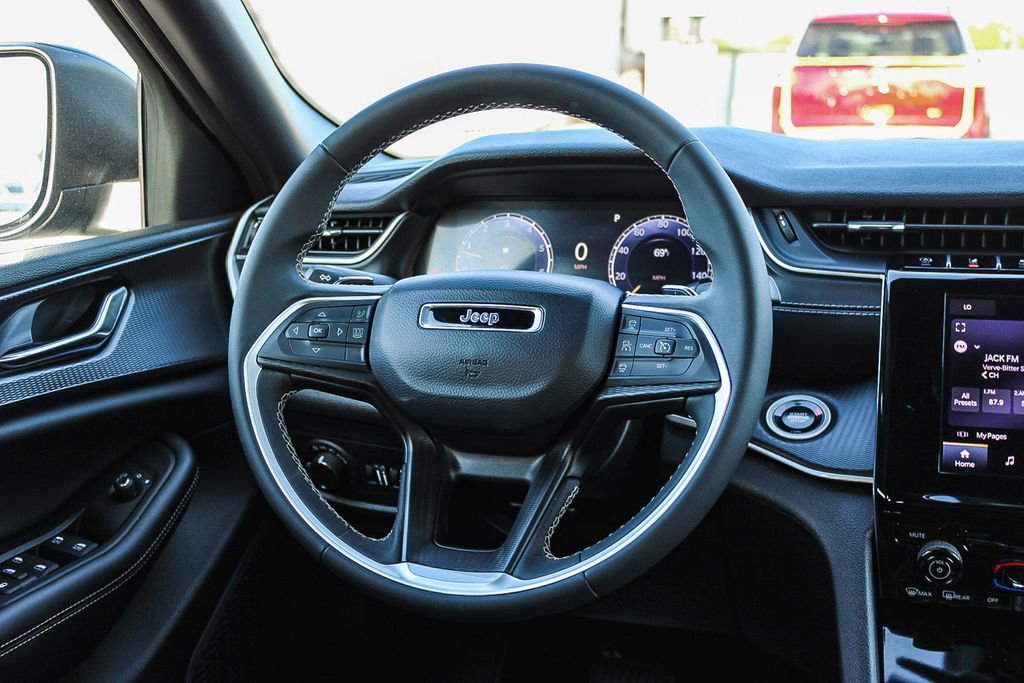 Used 2025 Jeep Grand Cherokee Laredo X AWD/4WD image 16