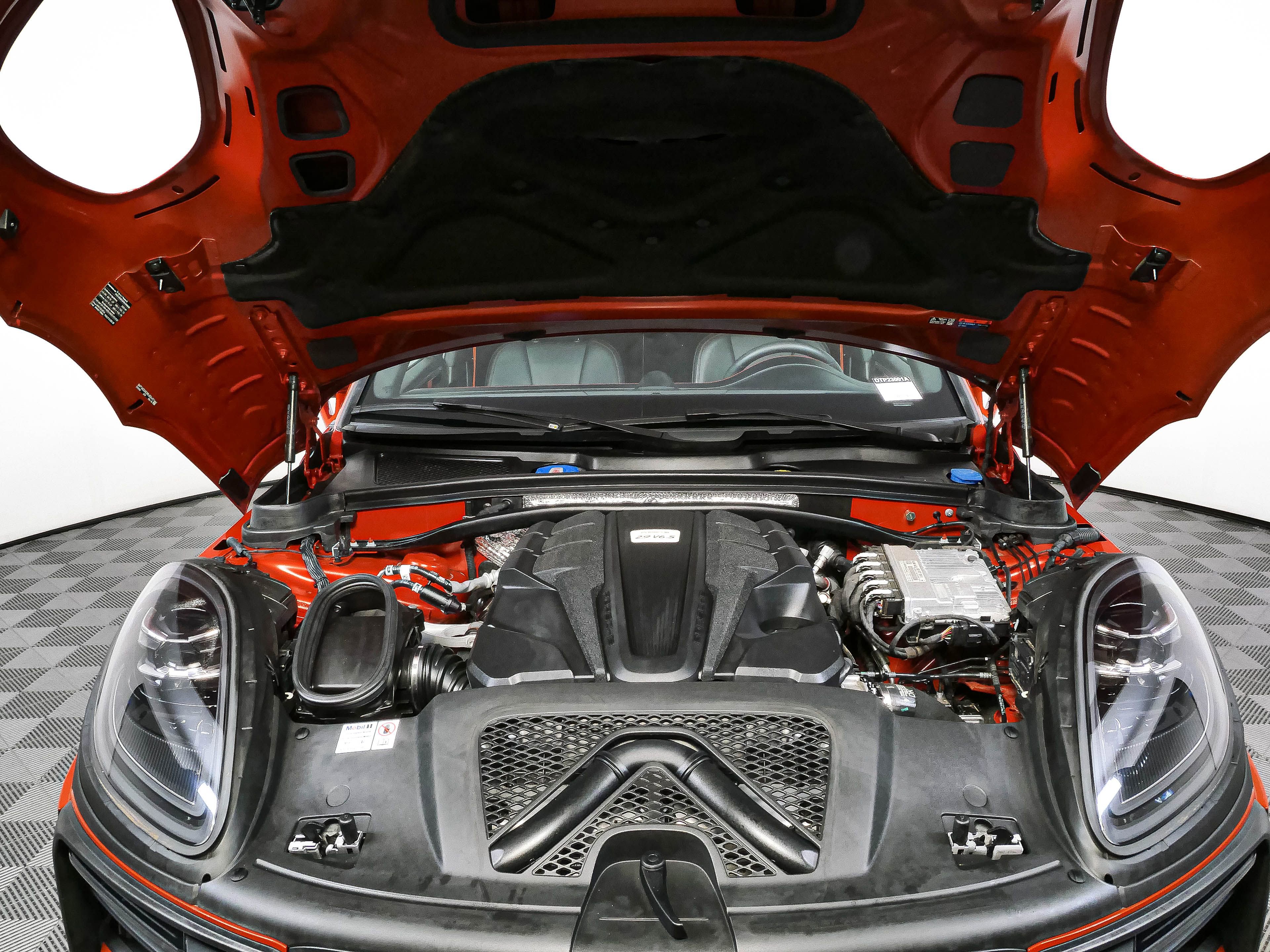 Certified 2024 Porsche Macan S AWD/4WD image 35
