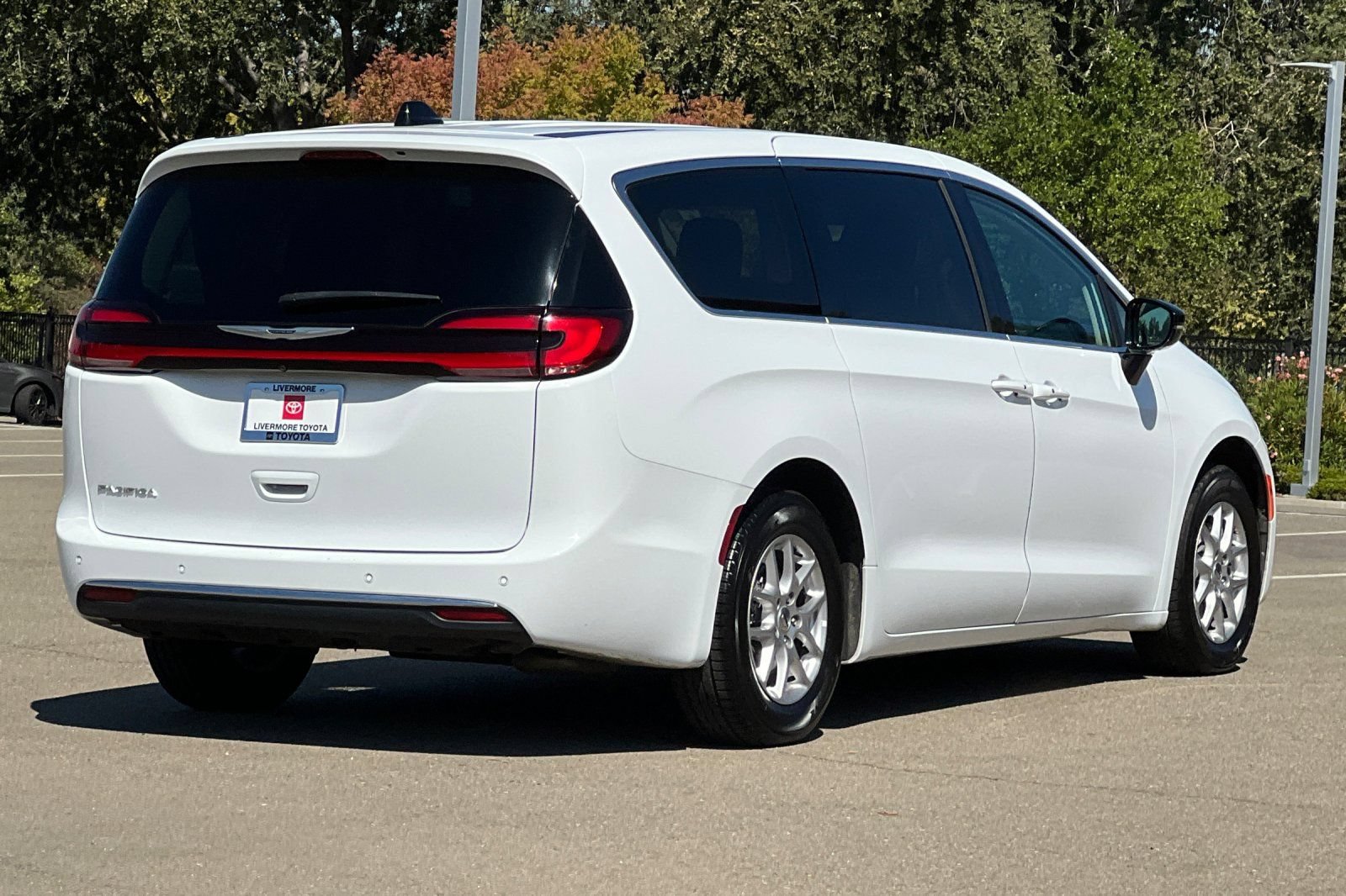 Used 2024 Chrysler Pacifica Touring-L FWD image 4