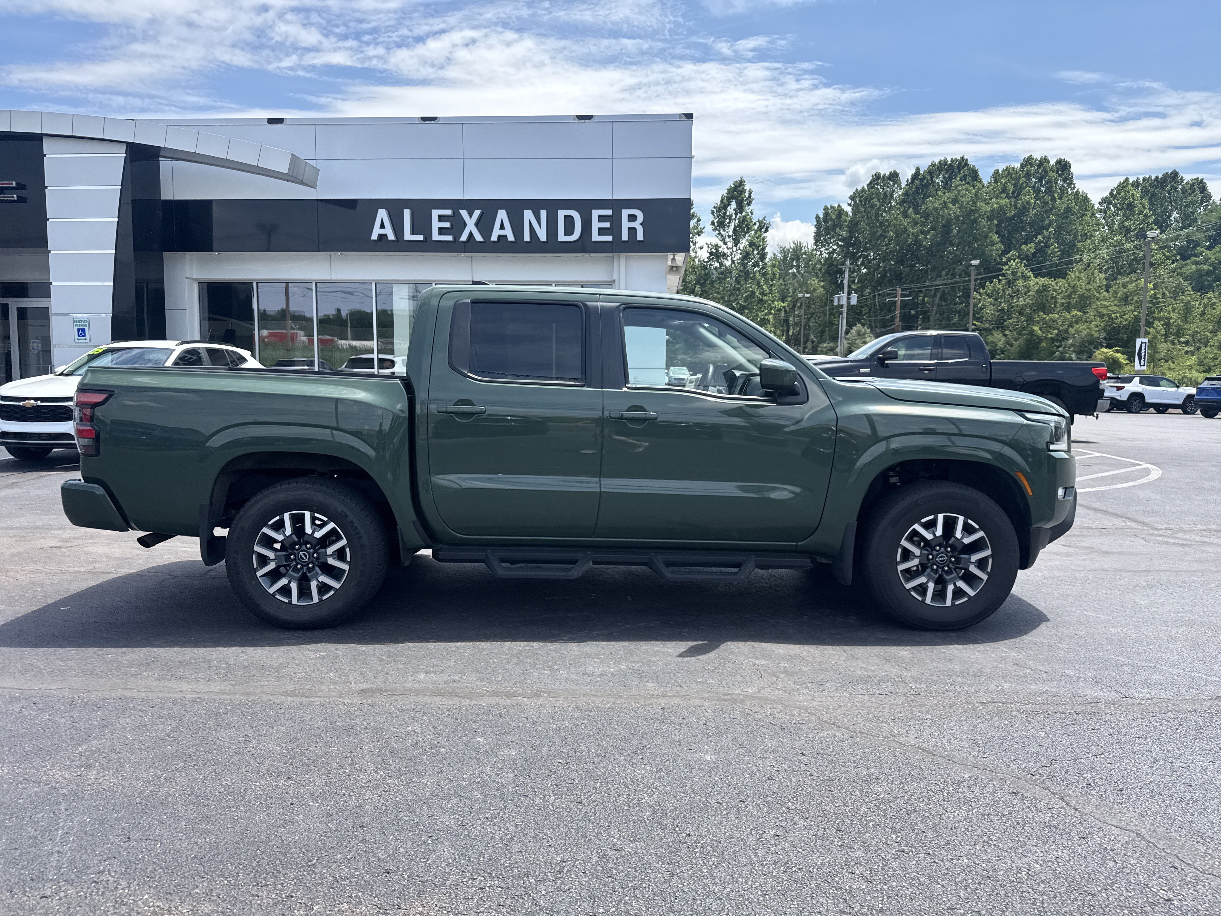 Used 2024 Nissan Frontier SL w/ Technology Package AWD/4WD image 2