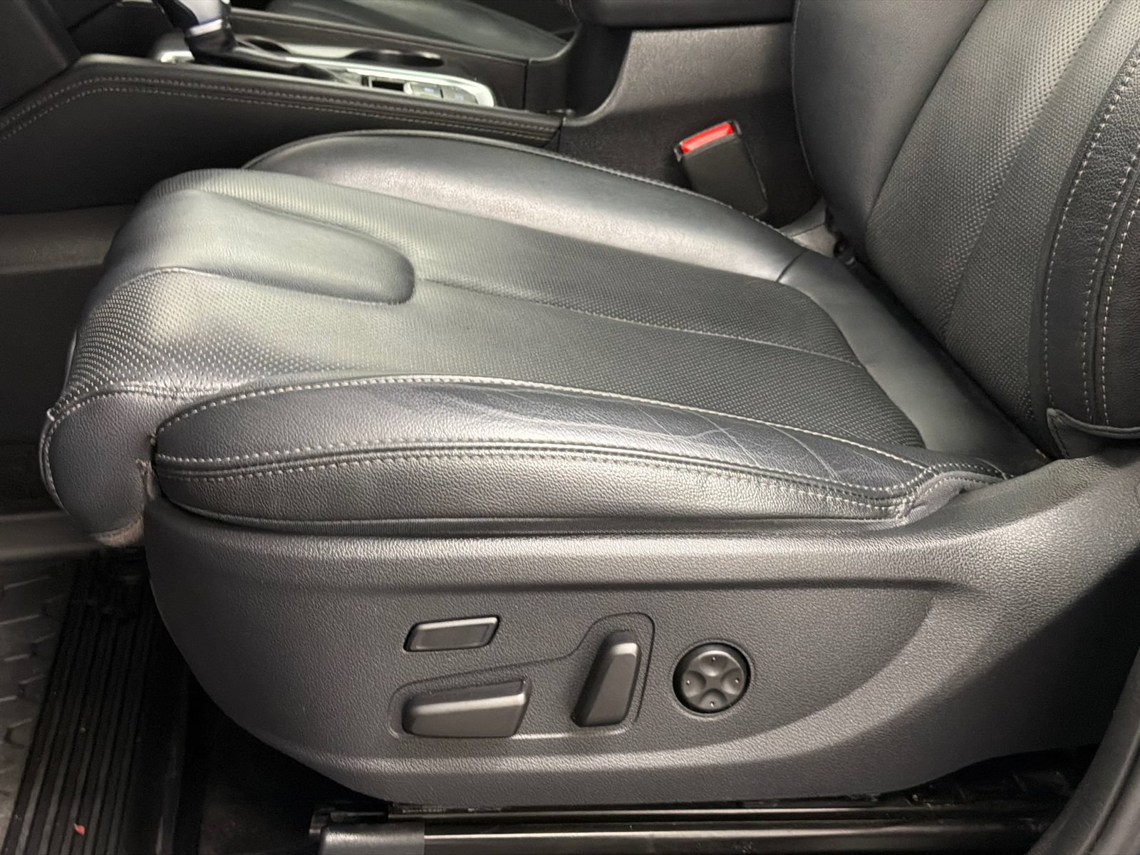 Used 2020 Hyundai Santa Fe Limited AWD/4WD image 16
