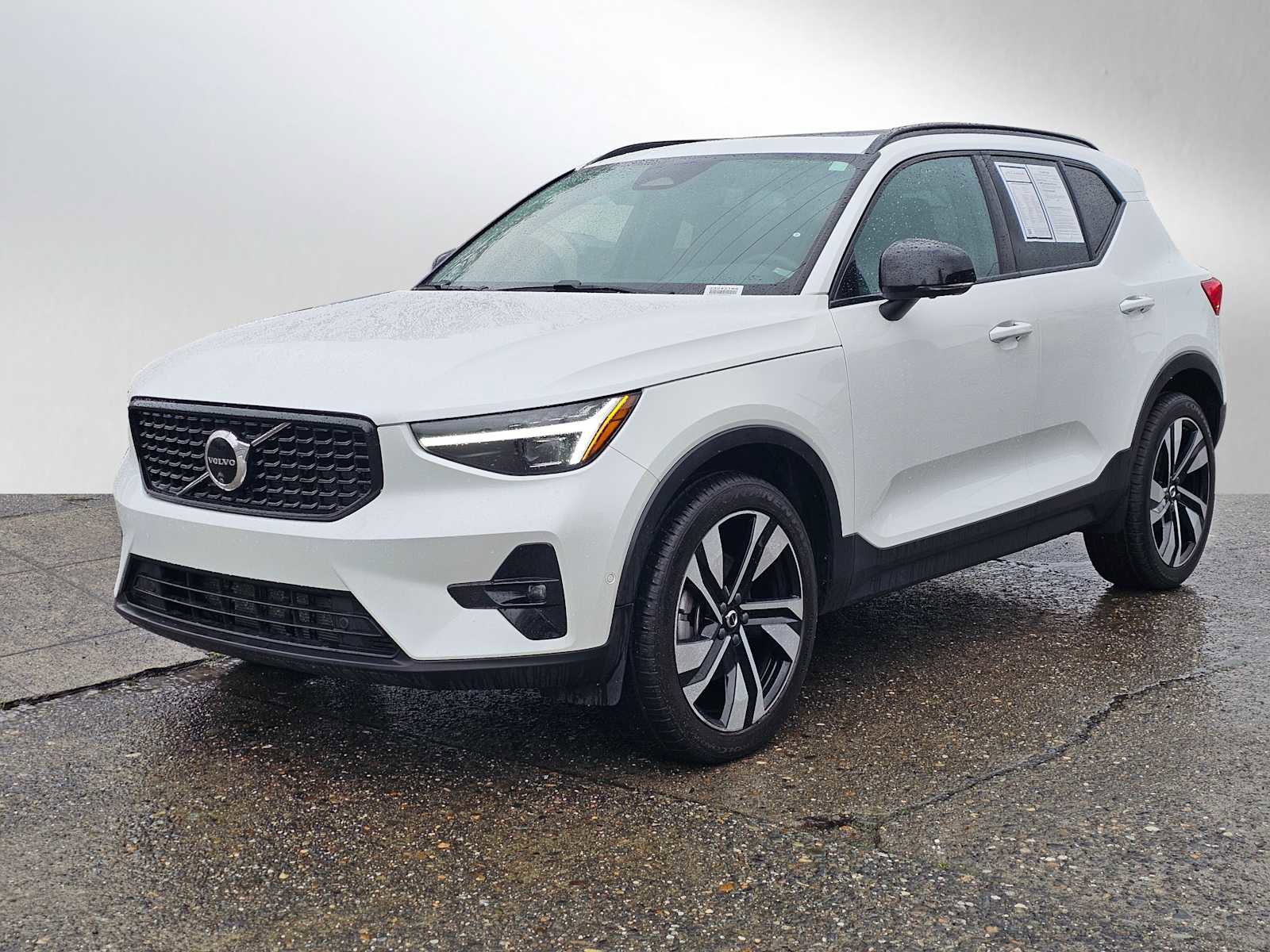 Certified 2024 Volvo XC40 B5 Ultimate w/ Protection Package Premier image 7