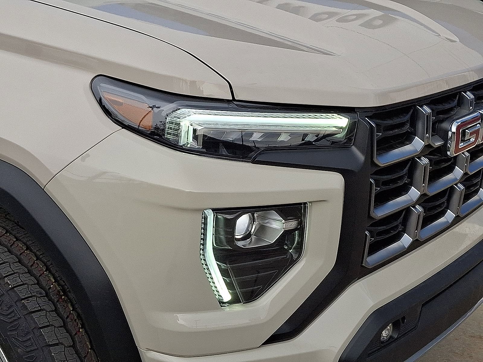 Used 2026 GMC Canyon AT4 image 9