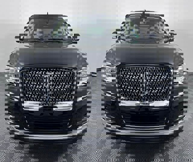 Used 2022 Lincoln Navigator Reserve image 3