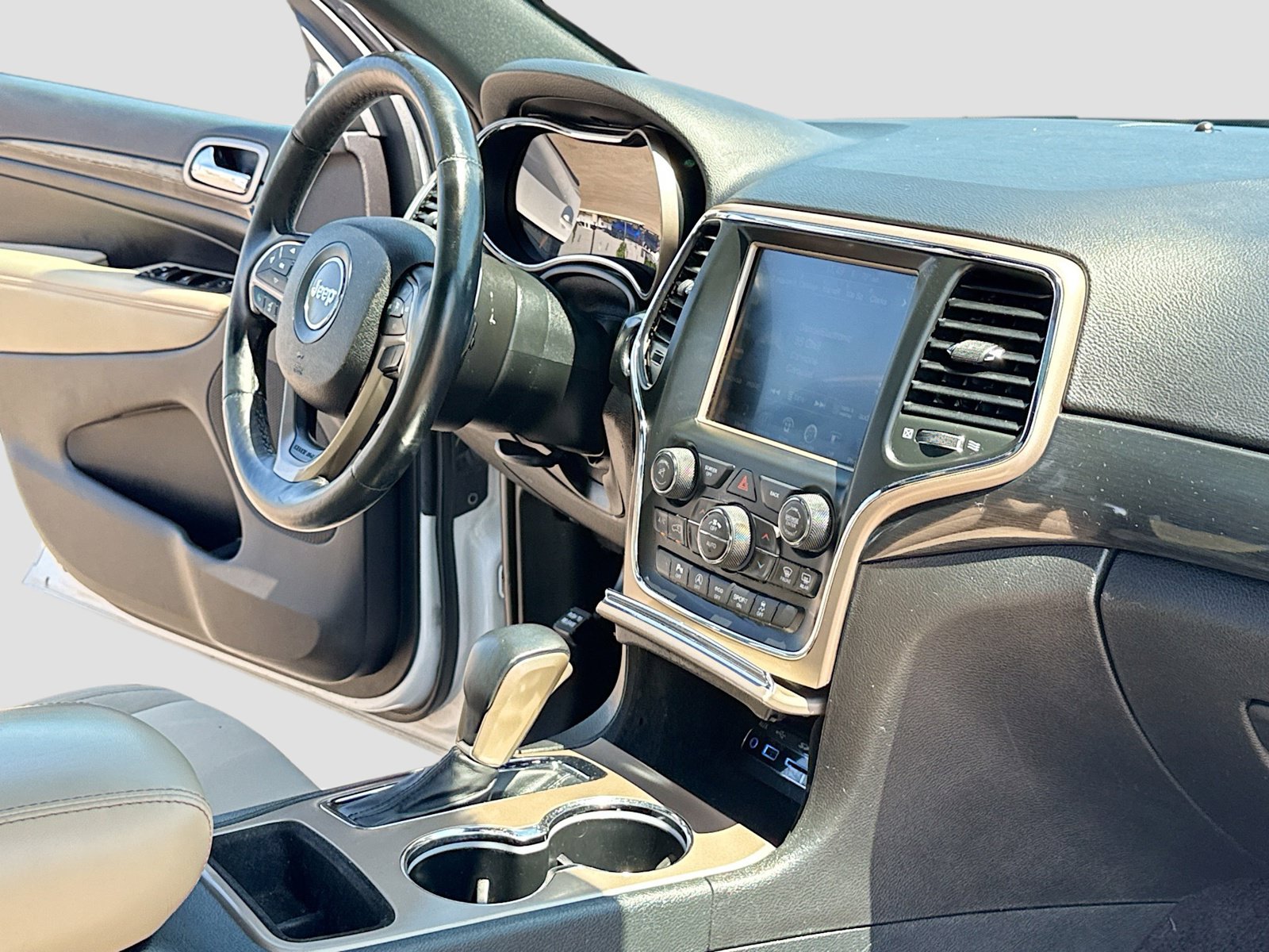 Used 2017 Jeep Grand Cherokee Laredo AWD/4WD image 5
