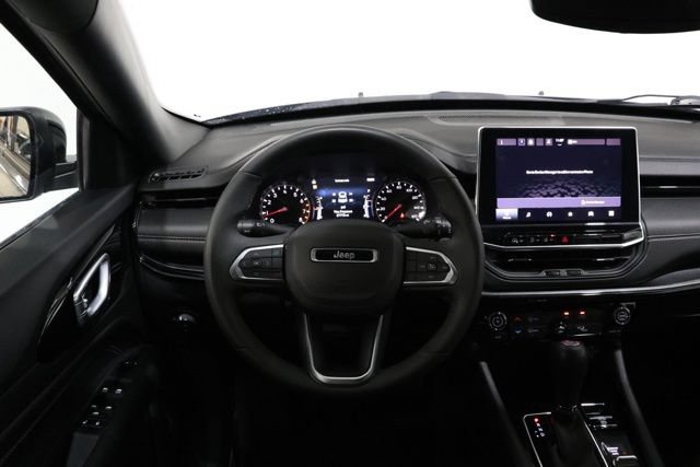 Used 2024 Jeep Compass Latitude w/ Convenience Group AWD/4WD image 11