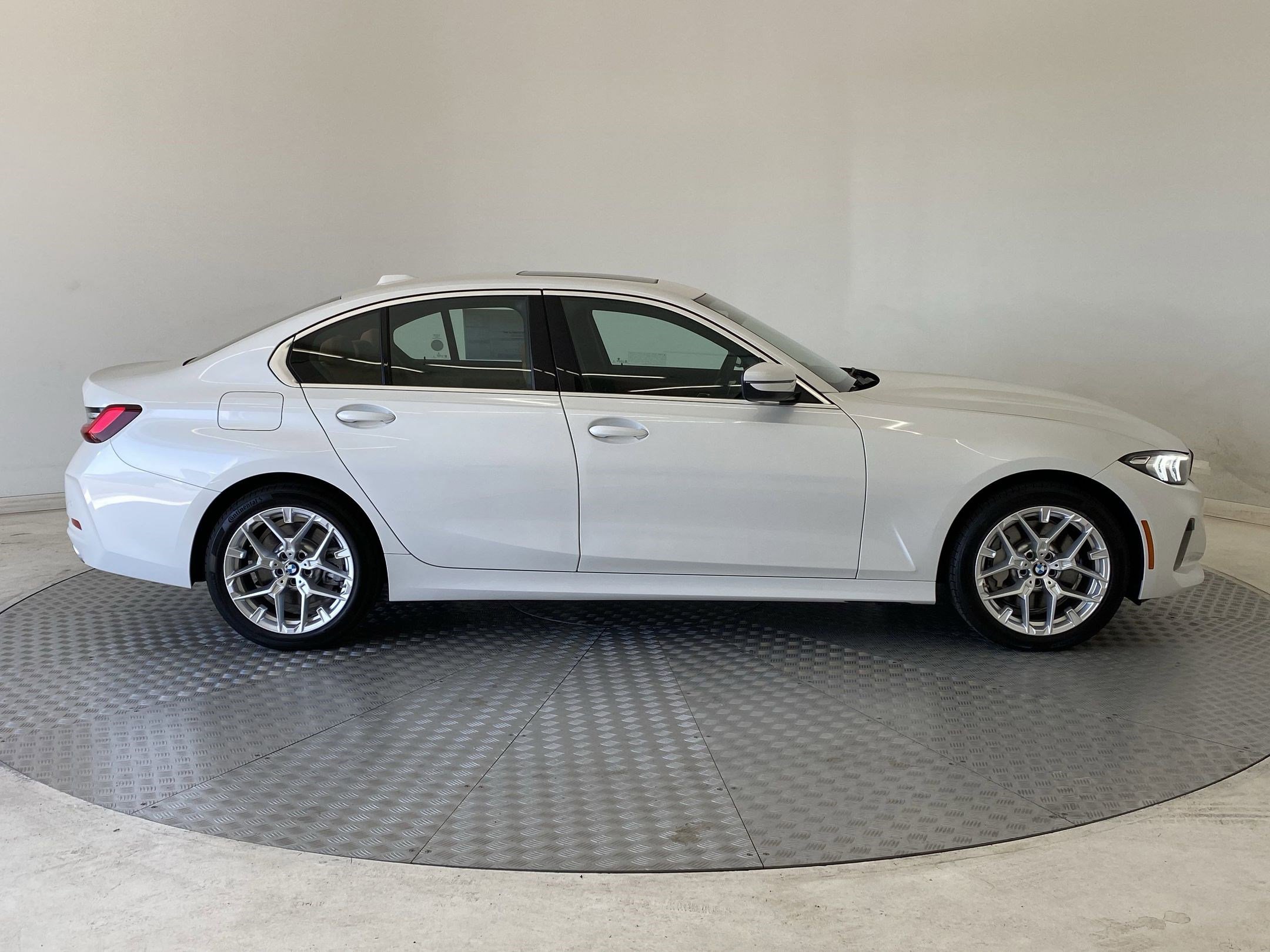 Used 2025 BMW 330i xDrive Sedan w/ Convenience Package image 7