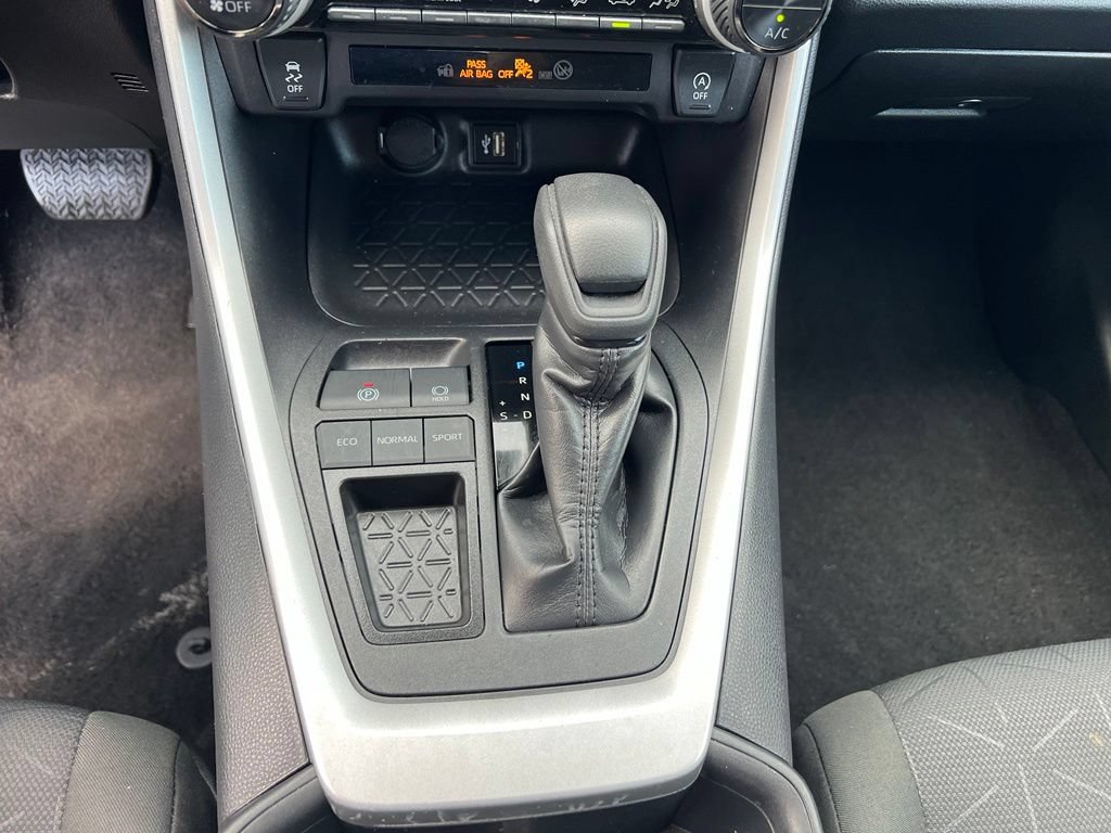 Used 2025 Toyota RAV4 XLE FWD image 32