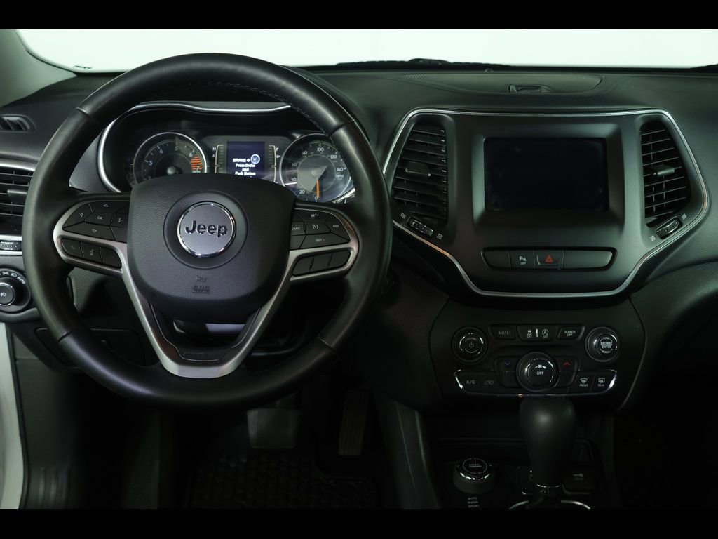 Used 2020 Jeep Cherokee Latitude Plus w/ Cold Weather Group AWD/4WD image 3