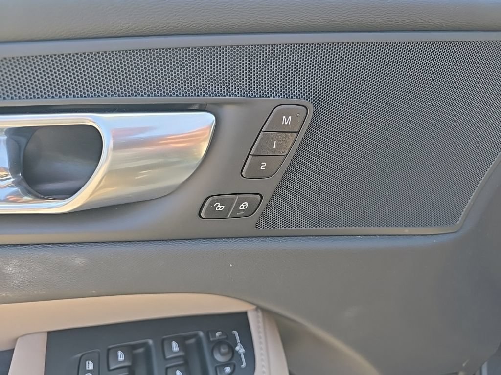 Used 2026 Volvo XC60 B5 Plus w/ Protection Package Premier AWD/4WD image 9
