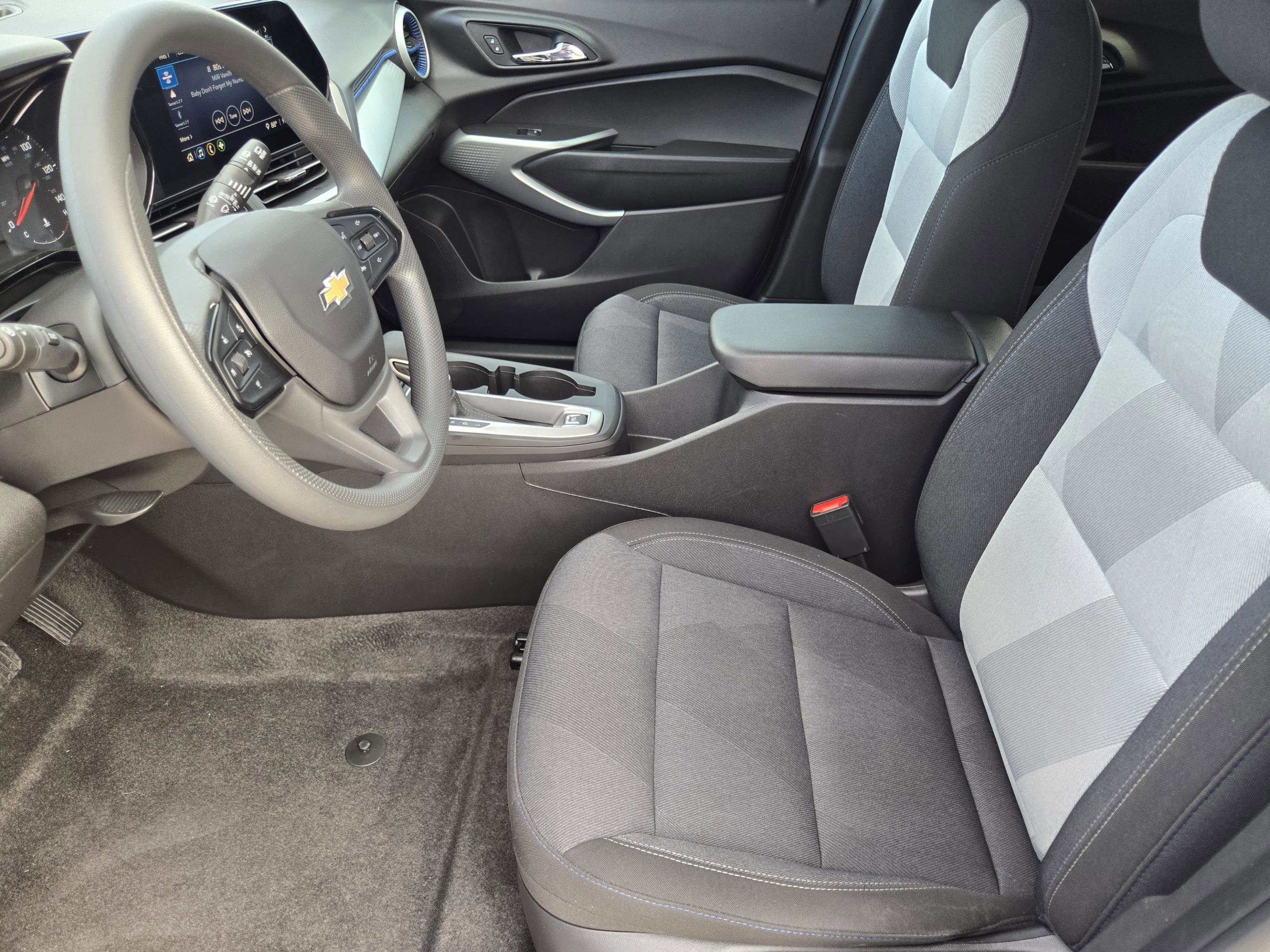 Used 2025 Chevrolet Trax LS w/ LS Convenience Package FWD image 9
