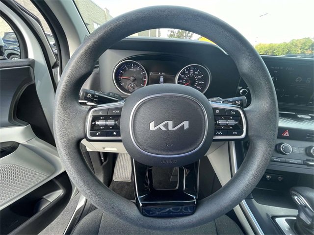Used 2023 Kia Carnival LX image 15