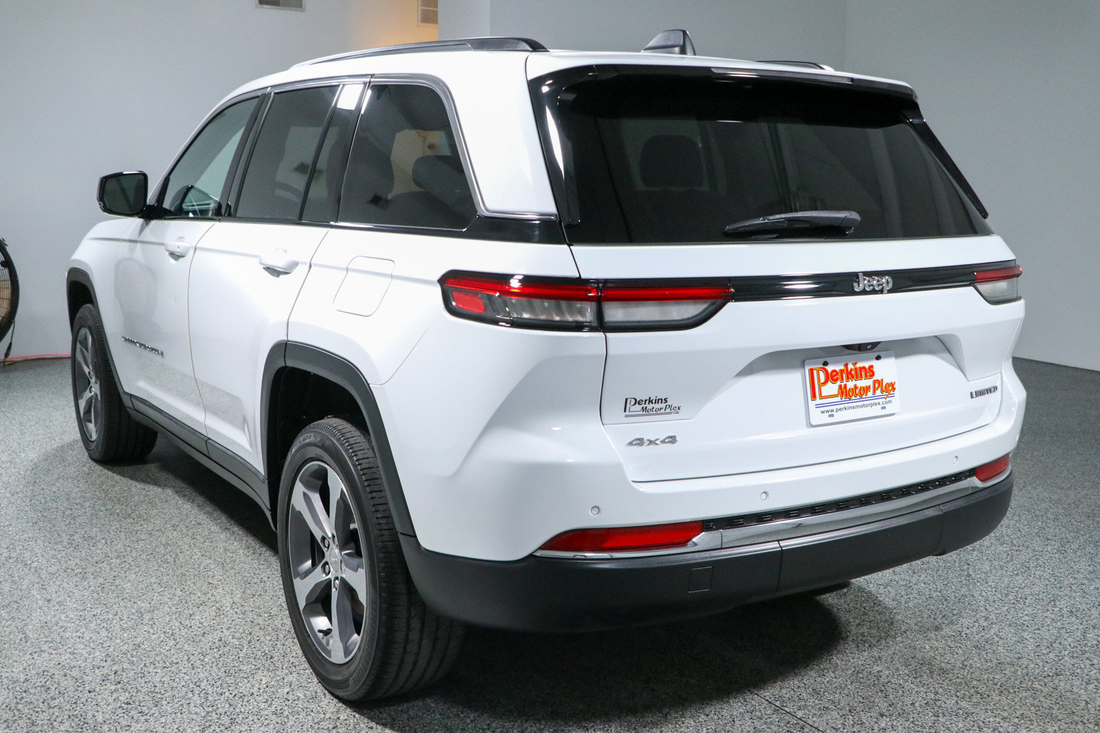 Used 2023 Jeep Grand Cherokee Limited AWD/4WD image 9