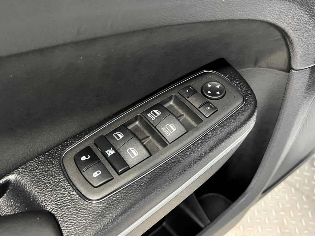 Certified 2023 Chrysler 300 C image 25