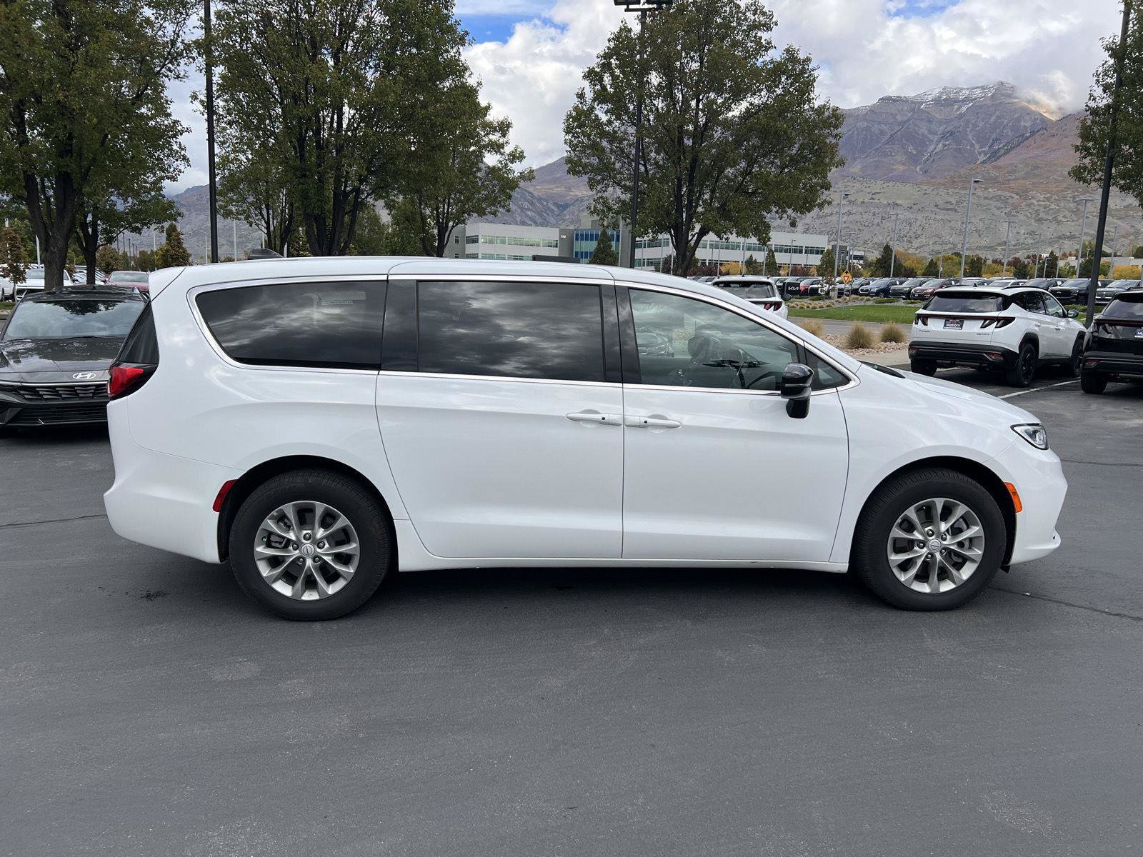 Used 2026 Chrysler Pacifica Limited AWD/4WD image 17