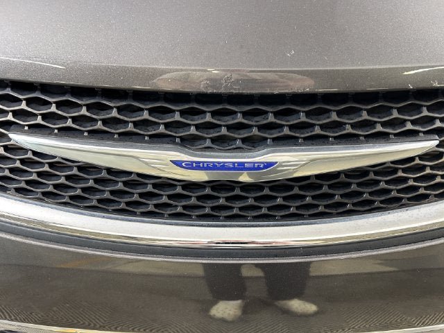 Used 2020 Chrysler Pacifica Touring-L FWD image 9