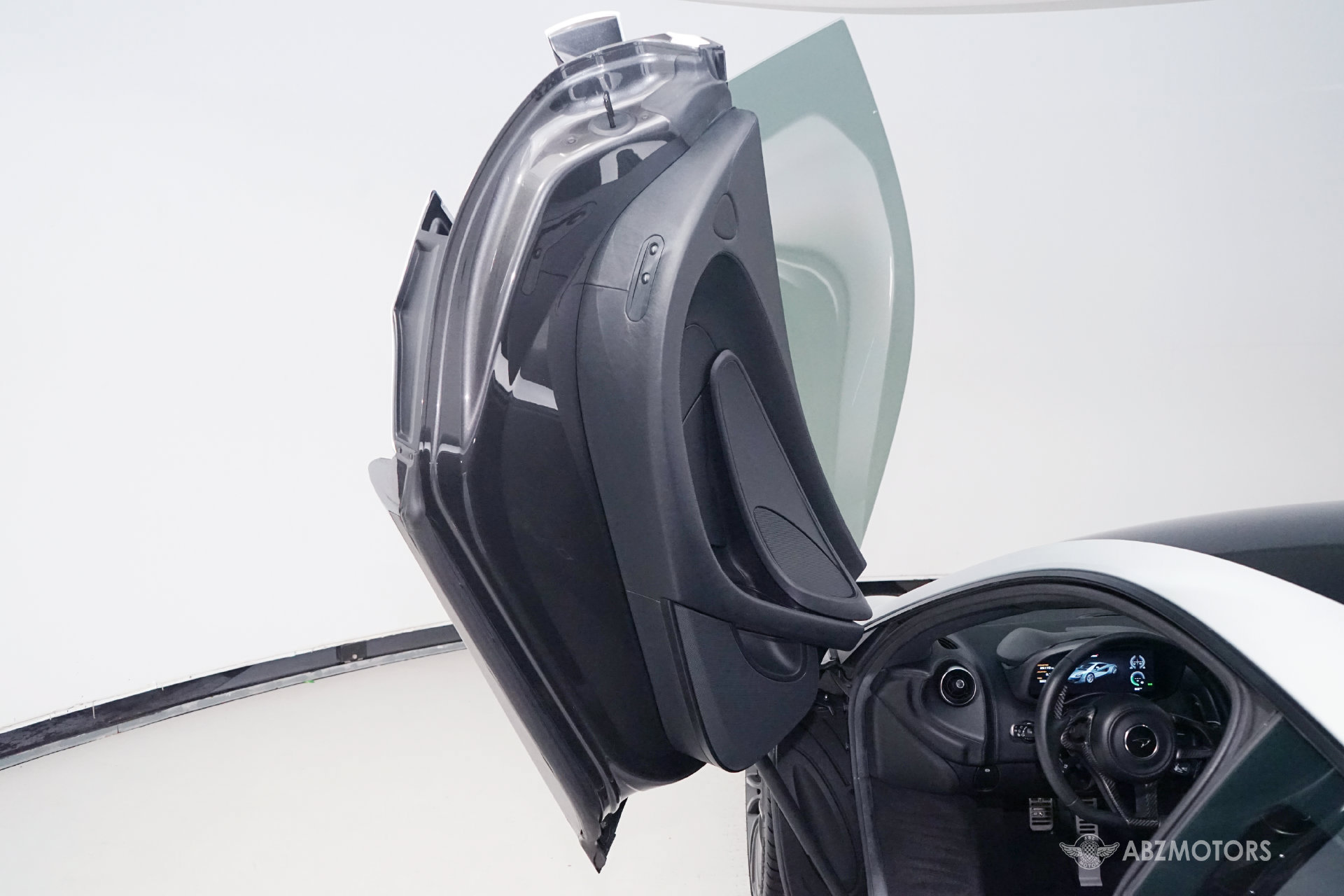 Used 2017 McLaren 570S Coupe RWD image 12