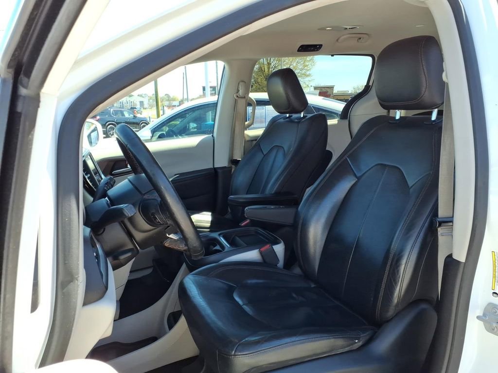 Used 2019 Chrysler Pacifica Touring-L image 4