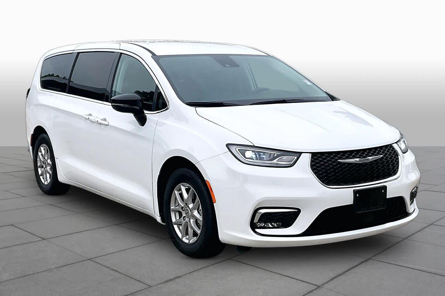 Used 2024 Chrysler Pacifica Touring-L FWD image 3
