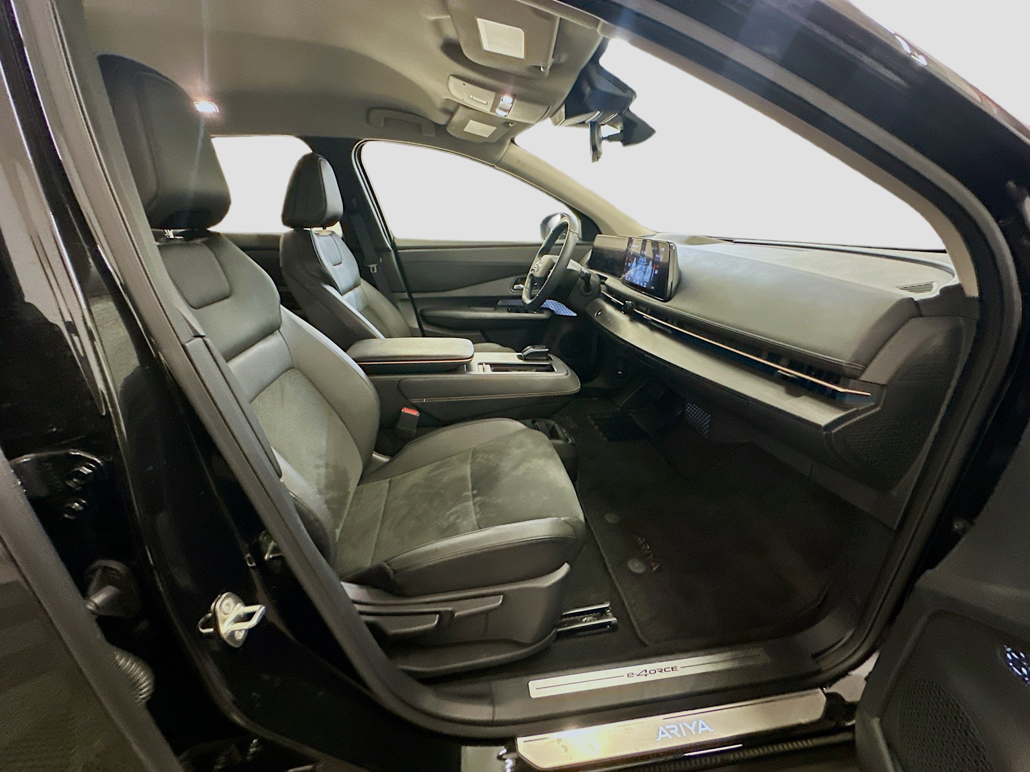 Used 2024 Nissan Ariya AWD image 31