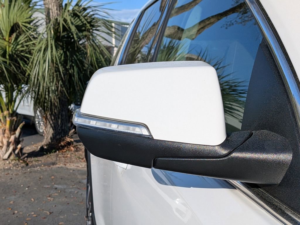 Used 2023 GMC Acadia SLE w/ Driver Convenience Package image 11