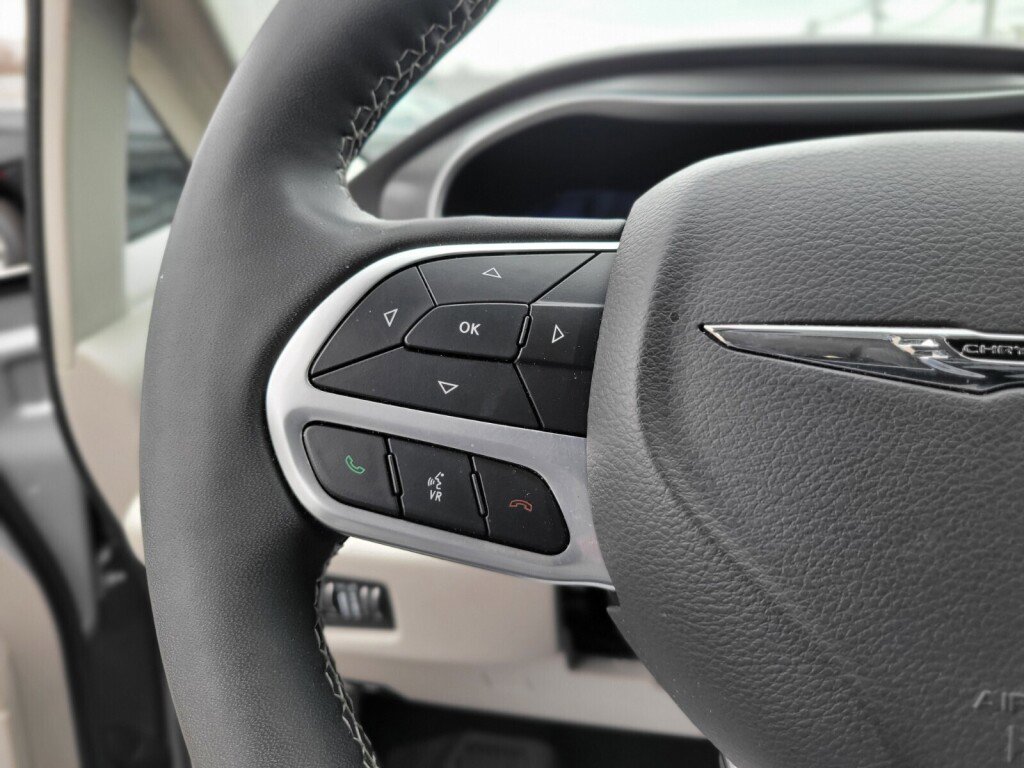 Used 2024 Chrysler Pacifica Touring-L image 25