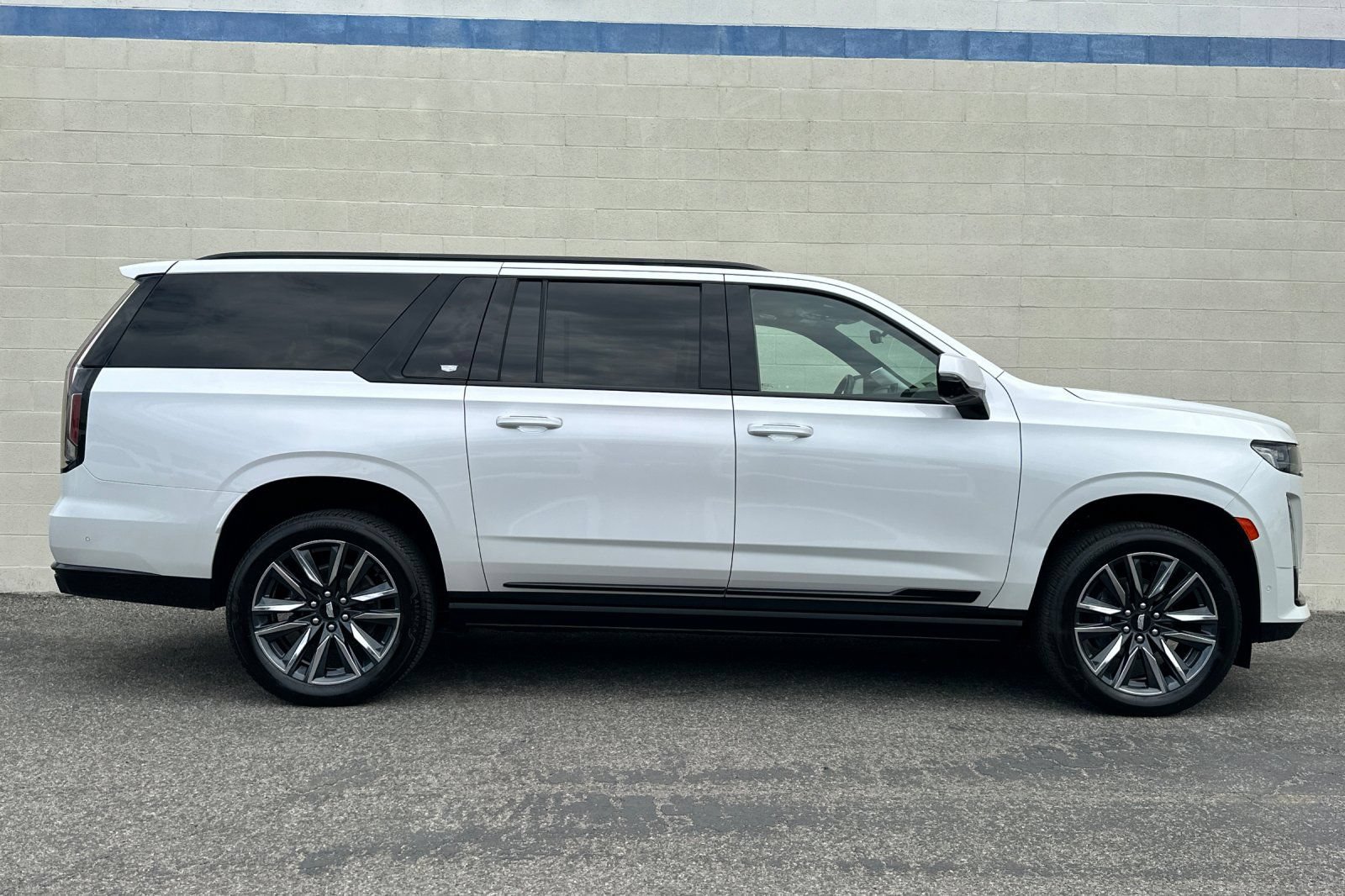 Certified 2023 Cadillac Escalade ESV Sport Platinum w/ Heavy-Duty Trailer Package AWD/4WD image 3